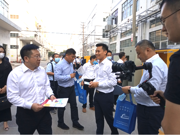 國(guó)務(wù)院安委辦來(lái)錫調(diào)研新型安全風(fēng)險(xiǎn)管控工作(圖8) 國(guó)務(wù)院安委辦來(lái)錫調(diào)研新型安全風(fēng)險(xiǎn)管控工作(圖8)